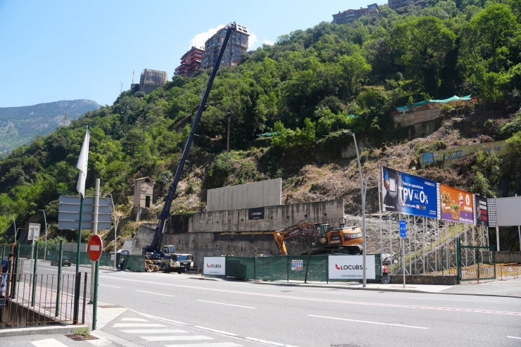 L'espai on s'estan construïnt els habitatges per a la gent gran.