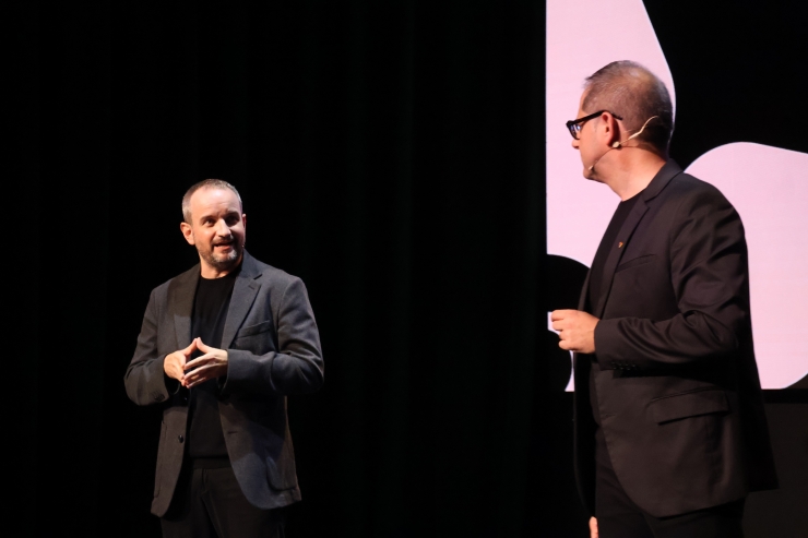 El director comercial d'Unnic, Toni Alonso, el director de màrqueting, Pedro Moran, durant la presentació.
