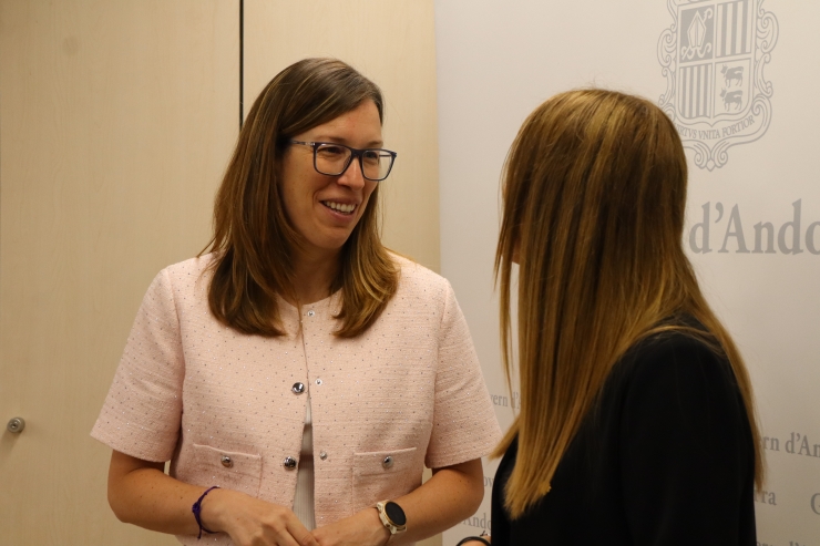 La secretària d’Estat d’Igualtat i Participació Ciutadana, Mariona Cadena i la secretària d’Estat d’Economia, Treball i Habitatge, Laura Camps, abans de la roda de premsa.