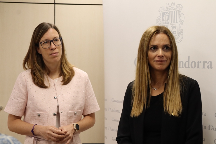 La secretària d’Estat d’Igualtat i Participació Ciutadana, Mariona Cadena i la secretària d’Estat d’Economia, Treball i Habitatge, Laura Camps, abans de la roda de premsa.
