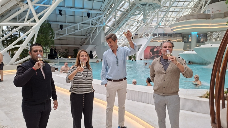 El director de Caldea, Miquel Pedregal, amb la cònsol d'Escaldes-Engordany, Rosa Gili, i altres empleat del complex brindant perquè aviat s'inaugurarà l'hotel.