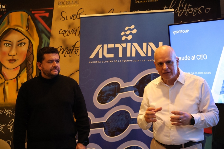 El responsable de l’àrea de ciberseguretat de Var Group Andorra, Yobany Barbosa, i el director d’ACTINN, Nacho Martín, durant la conferència.
 