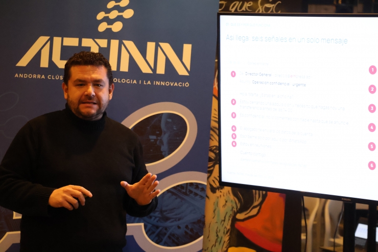 El responsable de l’àrea de ciberseguretat de Var Group Andorra, Yobany Barbosa, durant la conferència.
 
