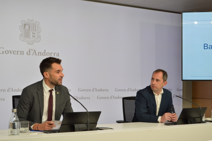 El secretari d’Estat de Transició Energètica, Transport i Mobilitat,  David Forné, i el director d’Energia i Transport, Carles Miquel.
 