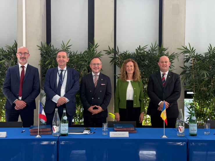 Un moment de l'acte de signatura de l'addenda al conveni de col·laboració vigent entre FEDA i EDF que ha tingut lloc aquest dilluns a París.