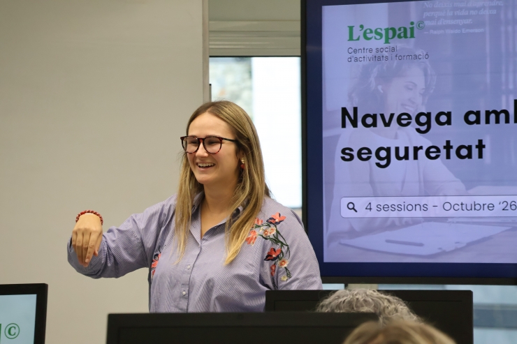 La monitora de la formació, Xènia Torres, durant la sessió.