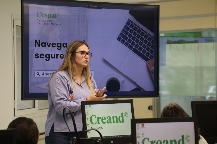 La monitora de la formació, Xènia Torres, durant la sessió.