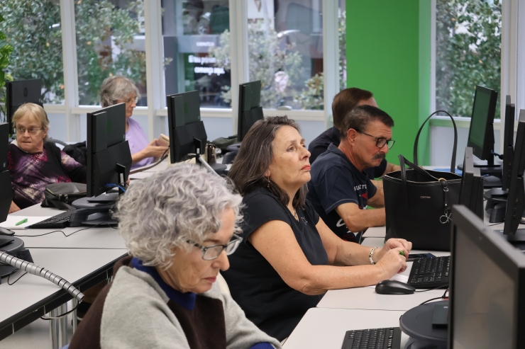 Participants a la sessió 'Navegar amb seguretat per internet'.