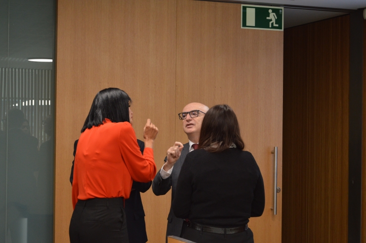 El ministre de Finances, Ramon Lladós, conversa amb consellers generals moments abans de la seva compareixença al Consell General.