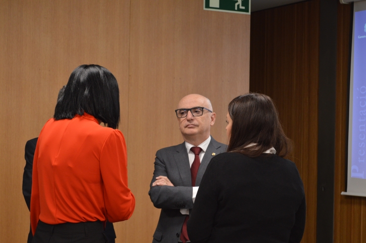 El ministre de Finances, Ramon Lladós, conversa amb consellers generals  moments abans de la seva compareixença al Consell General.