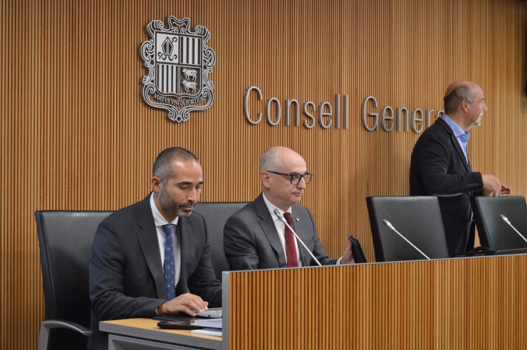 El ministre de Finances, Ramon Lladós, i el director de Pressupost i Patrimoni, Tiago Rodrigues, moments abans de la comissió legislativa de Finances i Pressupost.