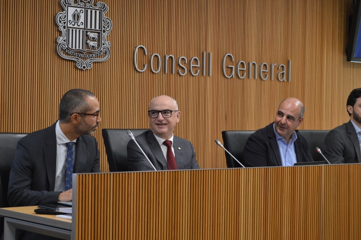 El ministre de Finances, Ramon Lladós, i el director de Pressupost i  Patrimoni, Tiago Rodrigues, durant la compareixença davant la comissió legislativa de  Finances i Pressupost.