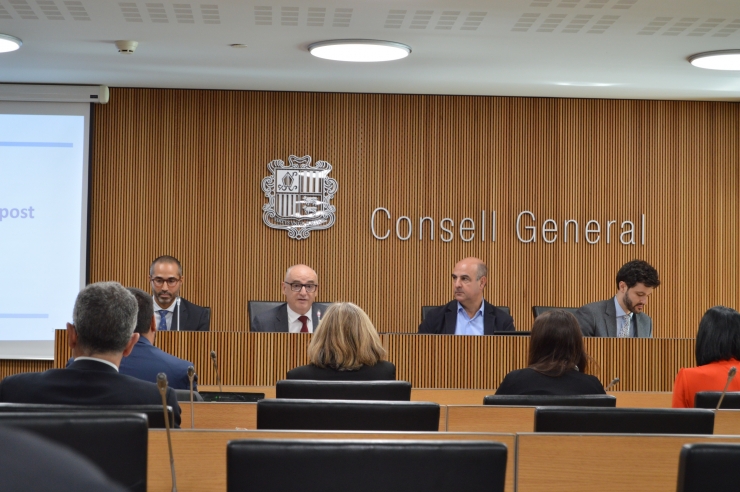 El ministre de Finances, Ramon Lladós, i el director de Pressupost i  Patrimoni, Tiago Rodrigues, durant la compareixença davant la comissió legislativa de  Finances i Pressupost.