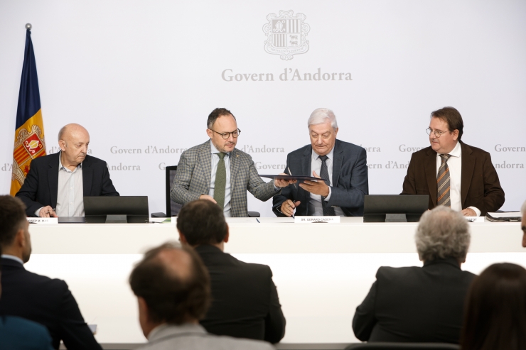 Xavier Espot, cap de Govern, Gerard Cadena, president de la CEA, Josep Mª Mas, president de la CCIS i Daniel Aristot, president de l’EFA, durant l'acte.