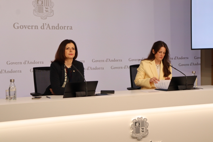 La ministra d’Afers Exteriors, Imma Tor, i l’ambaixadora per a la Cooperació Transfronterera, Noëlia Souque, durant la presentació de les II Jornades de Cooperació Transfronterera.