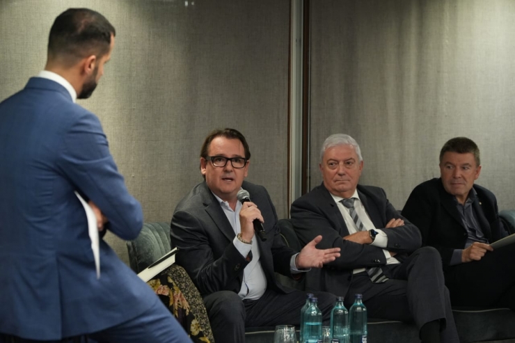 El diàleg de representants empresarials, que ha reunit Gerard Cadena (CEA), Josiane Gouze-Fauré (CCI Ariège), Jaume Saltó (COCIS de Lleida), Josep Maria Mas (CCIS d’Andorra), Sophie Garcia (Medef Occitanie), Mar Alarcón (Foment del Treball Nacional), Mireia Cammany (Pimec), Damià Obach (Associació d’Empresaris de l’Alt Urgell) i Daniel Aristot (Empresa Familiar Andorrana).